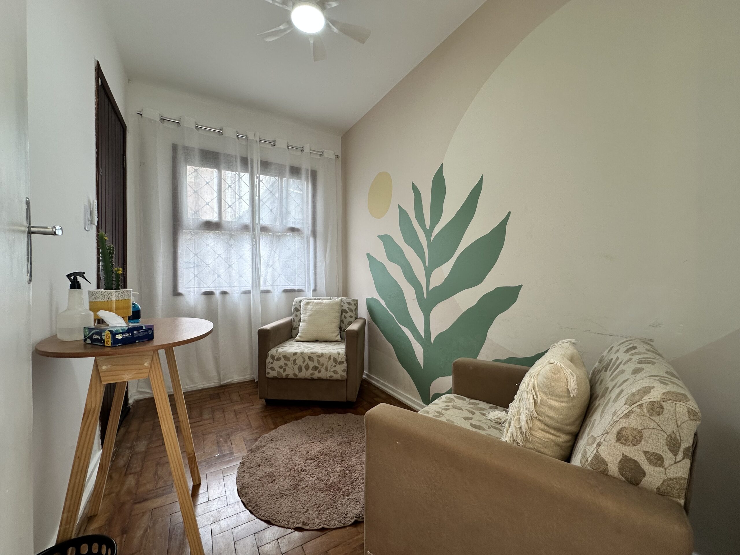 Sala de atendimento acolhedora do Núcleo Trovare, organizada e pronta para receber pacientes